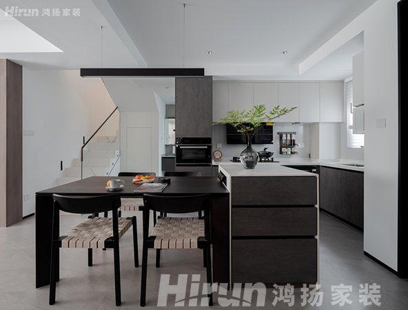 130㎡北歐風，原木色電視牆越看越喜歡，黑白撞色的廚房不要太高級！